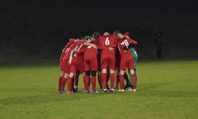 Die erste Mannschaft des FC Wallbach-Zeiningen schwört sich vor dem letzten Heimspiel ein. Foto: zVg