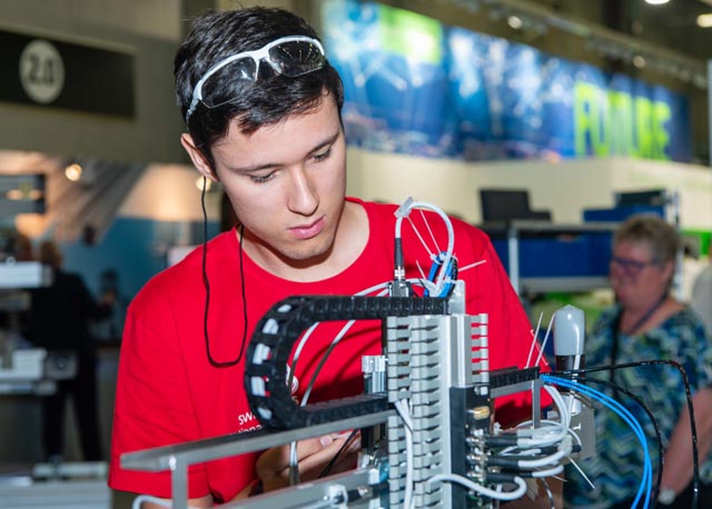 Den Blick auf den Erfolg gerichtet: Adrian Matthys bei einem Testwettkampf zwischen Deutschland, Belgien und der Schweiz in diesem Jahr. Foto: SwissMEM Berufsbildung