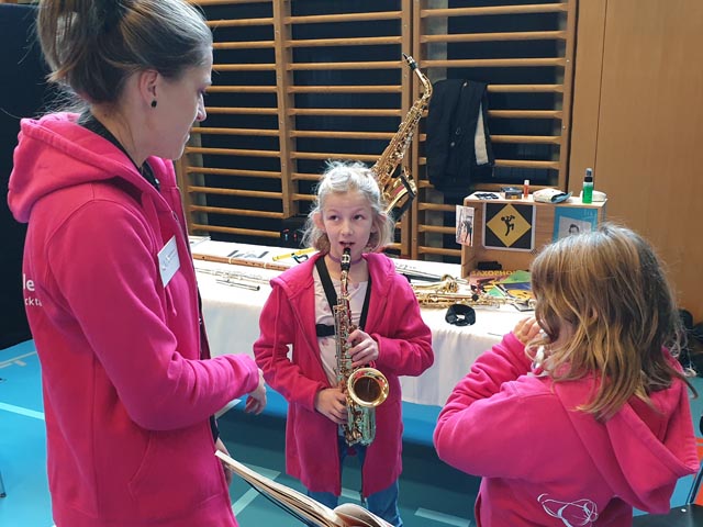 Endlich können wieder Musikinstrumente ausprobiert werden. Foto: zVg