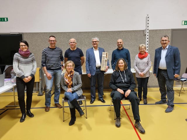 Die austretenden Behördenmitglieder mit Gemeindeammann Mario Hüsler (rechts). Foto: zVg