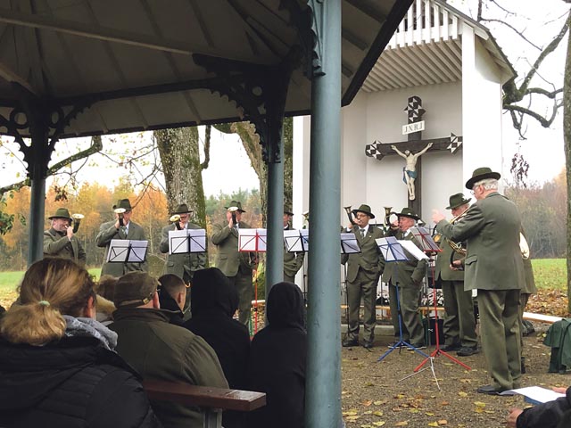 Die Fricktaler Jagdhornbläser umrahmten die Hubertusandacht in Wittnau musikalisch. Foto: zVg