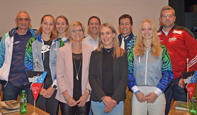 Die Teilnehmer am Podiumsgespräch des Aargauer Leichtathletikverbandes (von links): Thomas Weber, Romy Burkhard, Fabienne Hug, Karin Wunderlin, Stefan Pfrommer, Sandra Bielser, Christian Winter, Sina Ettlin und Simon Hunziker. Foto: wr