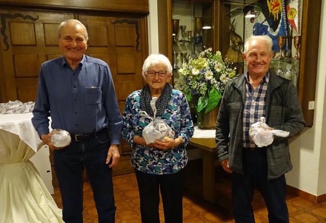Den vierten Rang belegte Rita Schraner aus Wil (mitte) vor Guido Erni aus Schupfart (rechts) auf dem fünften Rang und Heini Zumstein aus Wil auf dem sechsten Rang.steig Heini. Foto: zVg