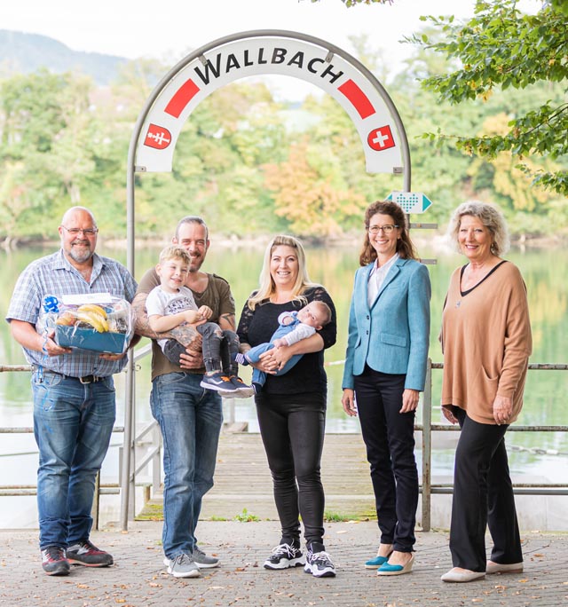Von links nach rechts: Vizeammann Roland Jegge, Diego und Sacha Bolli, Lisa und Samu Bolli, Gemeinderätinnen Marion Wegner-Hänggi und Jris Reiffer-Pümpin. Foto: zVg