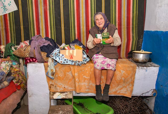 Mudrea sitzt auf dem warmen Ofenbänkli. Foto: zVg