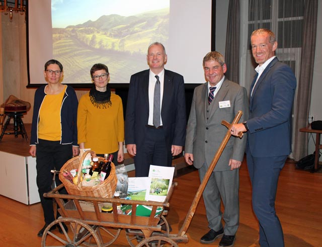 Der Karren läuft und man freut sich auf weitere zehn Jahre (von links): Christine Neff (Geschäftsleiterin Jurapark), Anna Hoyer (Stv. Geschäftsleiterin Jurapark), Landammann Stephan Attiger, Thomas Vetter (Präsident Jurapark) und Hans Romang (Abteilungschef Biodiversität und Landschaft beim Bundesamt für Umwelt BAFU). Foto: Sonja Fasler Hübner