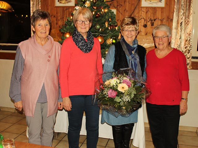 Der letzte Vorstand des Sulzer Chors (von links): Annely Stäuble, Brigitte Rüede und Jakobina Rheinegger, zusammen mit Trudi Widmer (mit Blumenstrauss). Foto: Dieter Deiss