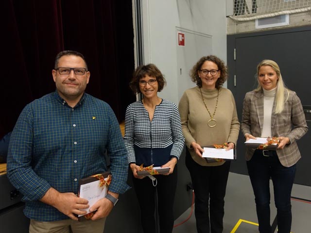Verabschiedet: Schulpflegemitglieder David Schmid, Roswitha Camerin, Nicole Kuster Kalt und Melanie Jenni-Stalder (Präsidentin); auf dem Foto fehlt David Kunz.