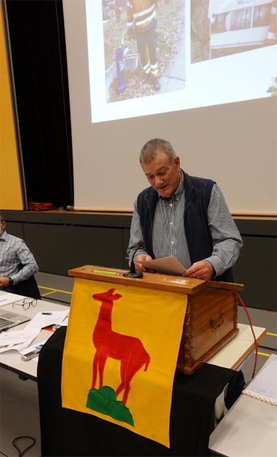 Gross im Bild Siegfried Mettauer, langjähriger Brunnenmeister, bei seiner «Laudatio».