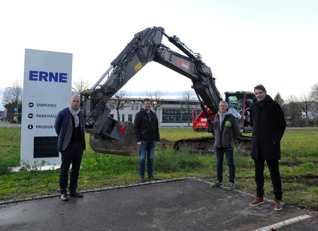 Von Links: Oliver Dufner, Geschäftsführer von Burkard Meyer Architekten, Patrick Suter, Geschäftsführer Erne AG Holzbau, Roland Gröflin, Leiter Bereich Bau und Planung der Gemeinde Stein, Daniel Erne, Verwaltungsratspräsident der Erne AG Holzbau. Foto: zVg