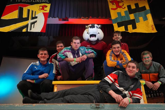 Neue und alte Fahne, Jungturner mit ehemaligen Trainingsanzügen. Foto: zVg