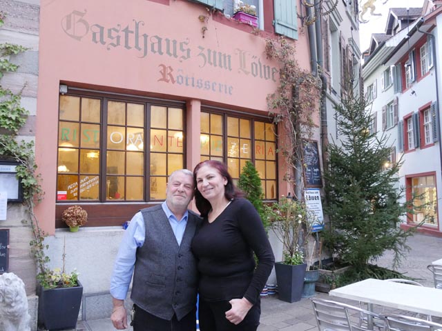 Ein Vierteljahrhundert waren Toni und Elisabeth Nokaj Gastgeber im «Löwen» am Obertorplatz in Rheinfelden. Ihre Ära endet Ende des Jahres. Foto: Jörn Kerckhoff