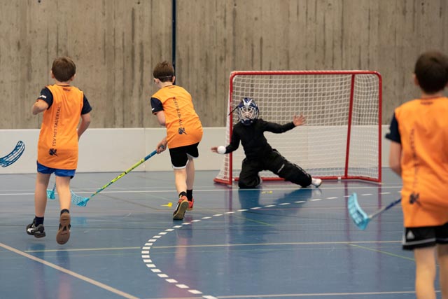 Die Juniorinnen und Junioren gaben beim Fricktaler Unihockeyturnier alles. Foto: zVg