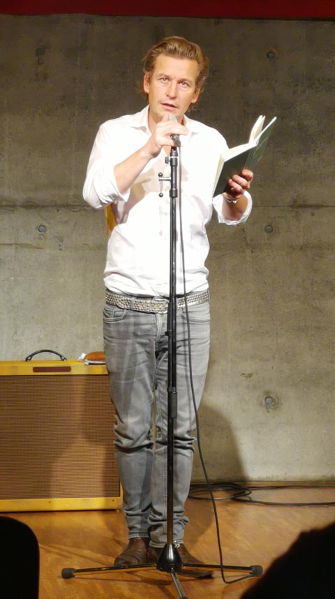 In bewegender Sprache lässt Arno Camenisch den «Schatten über dem Dorf» aus seinem neuesten Buch auf das Publikum fallen. Foto: Dominik Pfoster