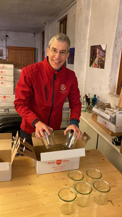 Der Kiwaner Michael Stöckli bereitet die Gläser vor. Foto: zVg