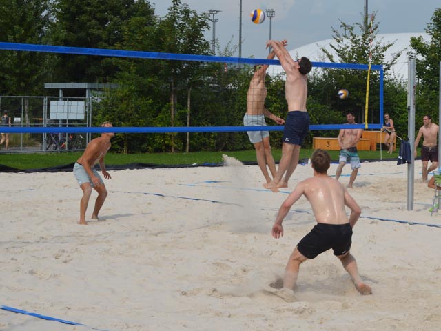 Heisse Spiele im heissen Sand zeigten die BeachvolleyballerInnen in Wohlen Foto: zVg