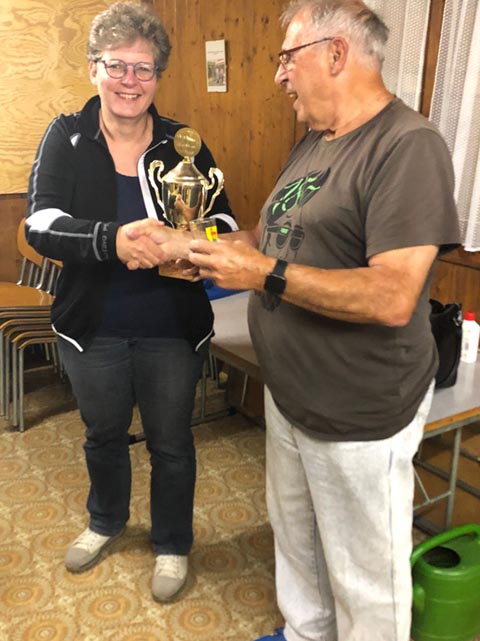 Hans-Peter Kurzbein überreichte der Siegerin Gabi Troller den Pokal. Foto: zVg