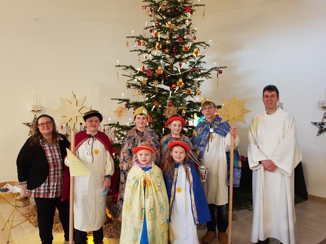 Die Sternsinger von Stein zusammen mit Conny Imboden und Berthold Kessler. Foto: zvg