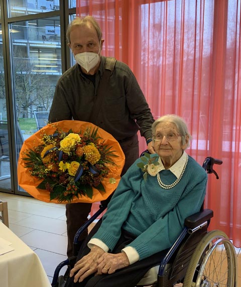 Gemeindeammann Markus Fäs besuchte die Jubilarin und überbrachte ihr auch im Namen des Regierungsrates des Kantons Aargau die besten Glückwünsche. Foto: zVg