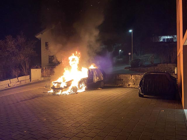 Der Personenwagen wurde bei dem Brand völlig zerstört. Foto: Polizei