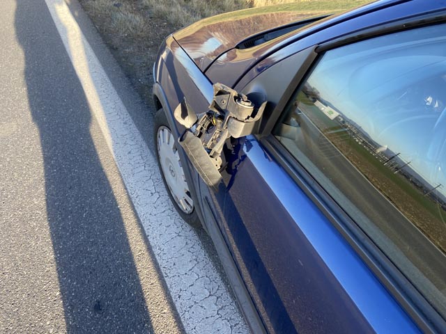 Bei der Kollision wurde das Auto der 26-Jährigen beschiädigt. Foto: Polizei