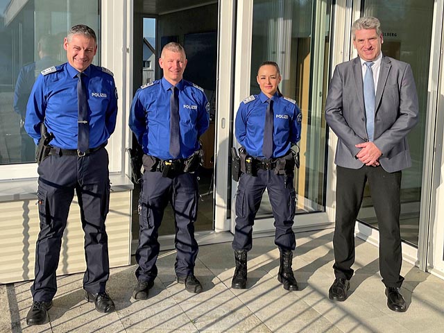Von links: Polizeichef Oblt Werner Bertschi, Wm Reto Stettler, Gfr Tanja Probst, Gemeindeammann Daniel SuterFoto: zVg