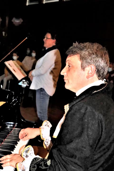 Erzählerin Ursula Roth und Kantor Dieter Wagner entführten das Publikum in die Welt Mozarts. Foto: Max Roth