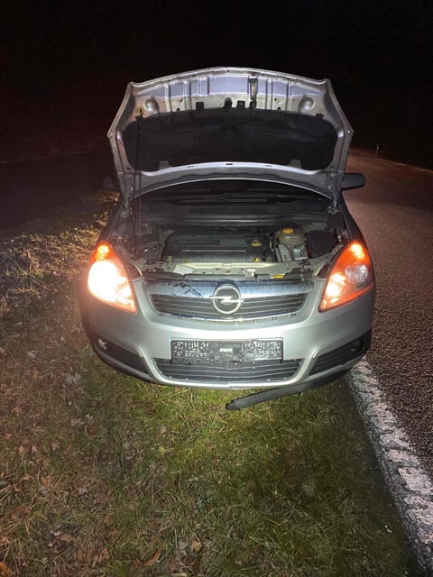 Ein offenbar während der Fahrt verlorenes Rad beschädigte ein entgegenkommendes Fahrzeug. Foto: Polizei