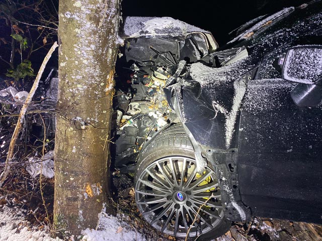 Auf schneeglatter Fahrbahn gegen Baum geprallt. Foto: Polizei AG