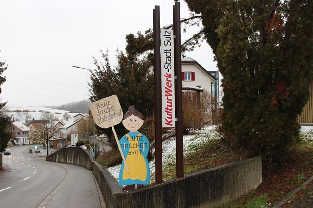 Ein Schild vor der KulturWerk-Stadt weist auf den Backtag hin. Foto: Dieter Deiss