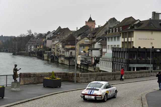Die Oldtimerrallye führt durch die Rheinfelder Marktgasse. Foto: Tourismus Rheinfelden