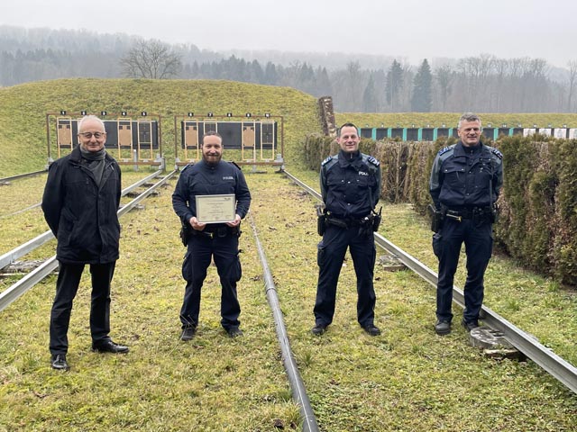  Vizeammann Walter Jucker, Wachtmeister Thomas Rohner, Postenchef Rheinfelden, Simon Tschümperlin und der Leiter Regionalpolizei, Hansueli Loosli (v.l.n.r.) anlässlich der kleinen Beförderungsfeier in der Schiessanlage Röti. Foto: zVg