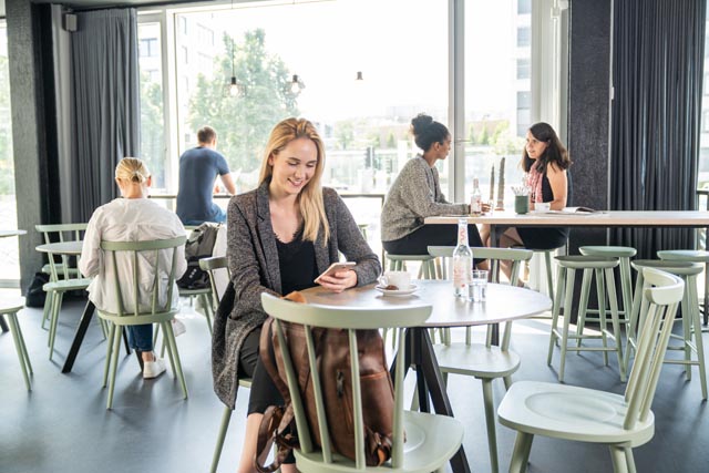 Ob in sozialen Netzwerken, auf Shopping-Plattformen oder in Dating-Portalen und zunehmend auch in Messenger-Diensten, überall lauern Betrugsfallen auf arglose Nutzer. Foto: www.polizei-beratung.de