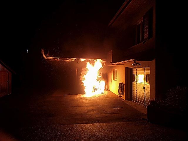 Der Lieferwagen wurde bei dem Brand zerstört. Foto: Polizei