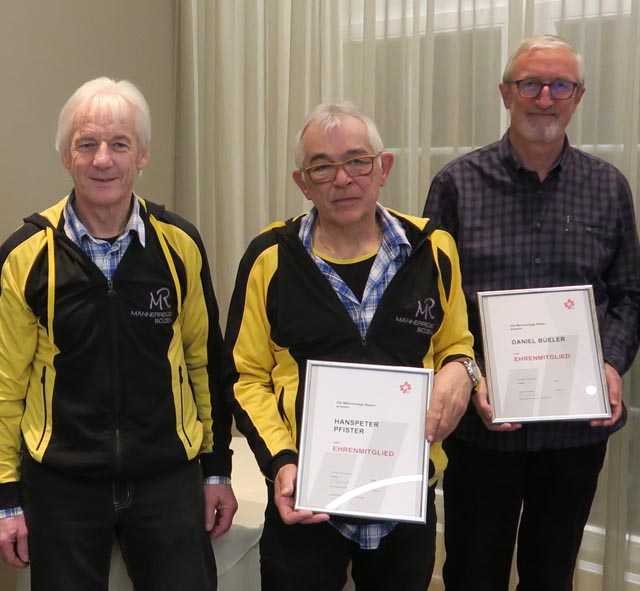 Präsident Hans-Peter Liebhardt mit Ehrenmitgliedern Hanspeter Pfister und Daniel Büeler (von links), welcher bereits im August 2021 für 17 Jahre Aktuar geehrt wurde und nachträglich noch seine Ehrenmitglied-Urkunde in Empfang nehmen durfte. Foto: zVg
