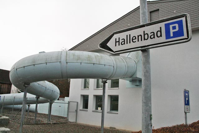 Das Hallenbad Sisseln mit der 46 Meter langen Wasserrutschbahn. Foto: Peter Schütz