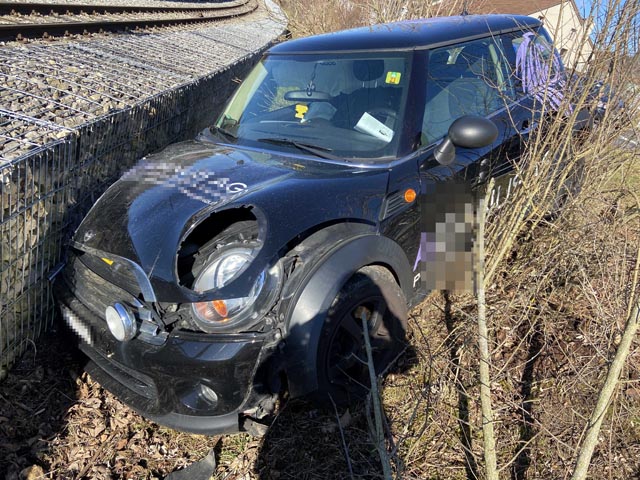 Die Lenkerin des Mini wich einem anderen Auto aus und landete in der Mauer. Foto: Polizei AG