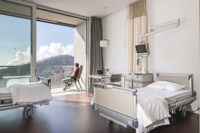 Die Klinik Barmelweid hat über tausend Covid-Patientinnen und -Patienten zurück in ein aktives Leben geführt; auf dem Bild ein Patientenzimmer. Foto: zVg