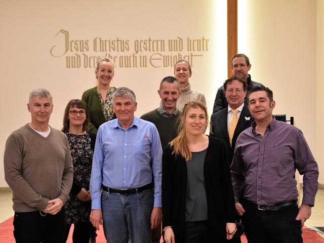 Die Kirchenpflege zusammen mit Organist Nicola Cumer, Sigristin Natalie Häusler, Pfrn. Claudia Speiser und Sozialdiakon Markus Brunner. Foto: zVg