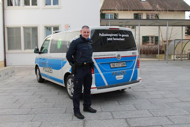 Insgesamt 1774 Fälle hat die Polizei Oberes Fricktal in den 21 Gemeinden im Jahr 2021 behandelt. Etwa wieder so viele wie vor der Corona-Pandemie, wie Polizeichef Werner Bertschi (hier im Bild mit einem Einsatzfahrzeug) an der jährlichen Präsentation des Jahresberichts festhielt. Foto: Sonja Fasler 
