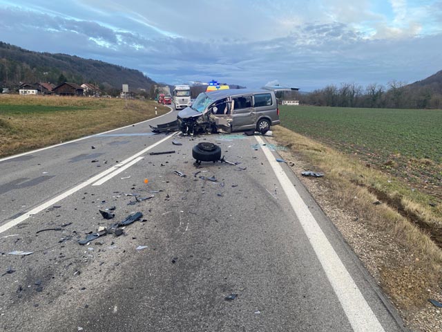 Bei der Frontalkollision wurden drei Personen verletzt. Foto: Polizei