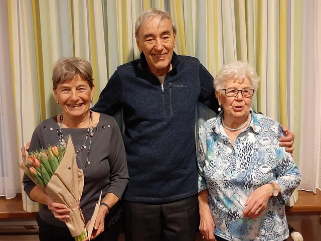Das Jass-Siegertrio (von links): 2. Beatrice Weiss, 1. Tony Müller, 3. Claire Heierli. Foto: zVg