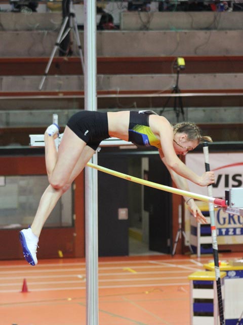 Hoch hinaus: U20 Schweizermeisterin Romy Burkhard im Stabhochsprung. Foto: Stefan Hoenke