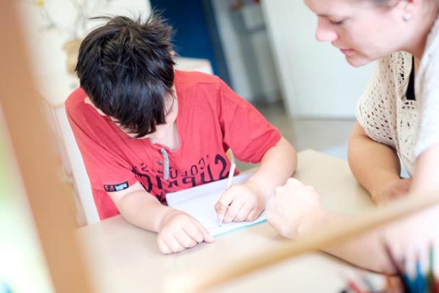 Mit Training und geeigneten Strategien kann die Lese-Rechtschreibkompetenz verbessert werden. Foto: zVg