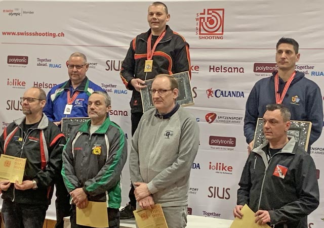 Der Aargauer Dieter Grossen auf der obersten Podeststufe der Senioren-Pistolenschützen. Foto: mbr