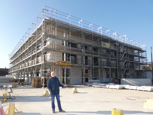 Baukommissionspräsident Werner Gabriel vor dem im Rohbau fertiggestellten «Casa Cura». Foto: Jörg Wägli