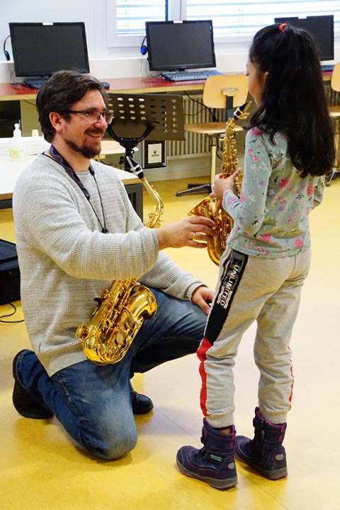 Erste Versuche auf dem Saxophon. Mithilfe der Profis gelingen sie auch den Jüngsten. Foto: zVg