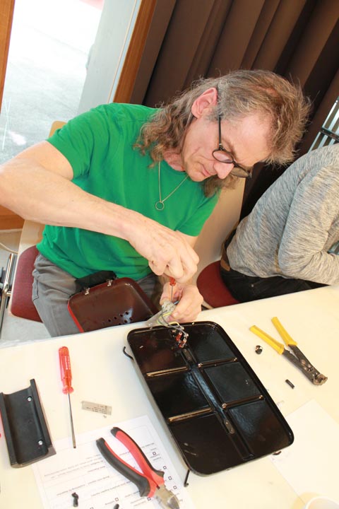 Thomas Schlub repariert fürs Leben gern: Hier versucht er gerade einen Raclette-Ofen wieder in die Gänge zu kriegen. Foto: Sonja Fasler