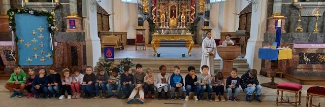 Die Erstklässler bei der Chrüzli-Segensfeier. Foto: Daniela Grether