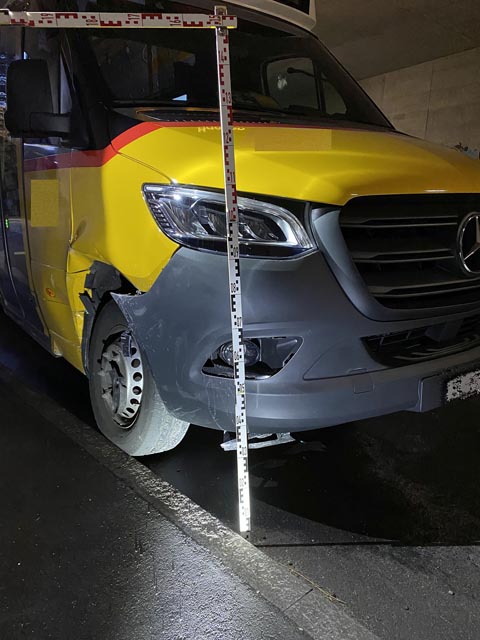 Der beschädigte Bus. Foto: Polizei BL